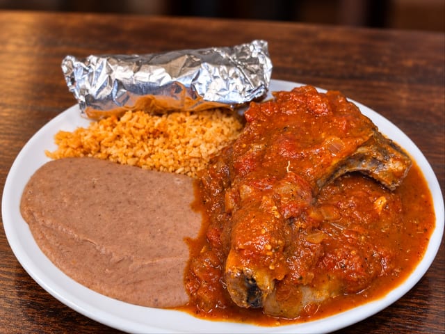 Chuletas de Puerco en salsa Mexicana..